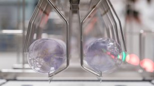 Meta toma una participaci&oacute;n minoritaria de Essilor Luxottica valorada en 3.000 millones