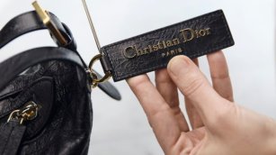 Dior esquiva la sanci&oacute;n en Italia por trabajo irregular y destinar&aacute; 2 millones a su &lsquo;sourcing'