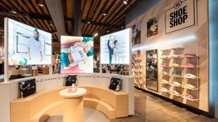  Urban Outfitters firma un trimestre r&eacute;cord y dispara su beneficio a 108 millones