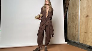 Veja firma con Pink Filosofy su primera gran alianza en Colombia junto con Johanna Ortiz