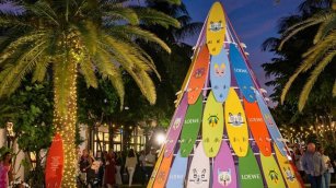 Loewe celebra la navidad con un &aacute;rbol de tablas de surf en Palm Beach