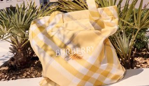 Burberry aterriza en Ibiza con una azotea convertida en su escaparate veraniego