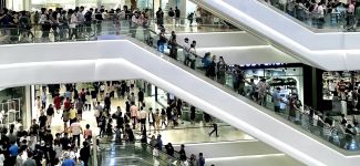 La afluencia a los centros comerciales se eleva un 5,2% en enero, impulsado por las rebajas