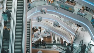 La afluencia a los centros comerciales se frena en agosto con un alza del 2,4%