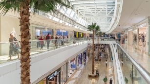 La afluencia a los centros comerciales se modera en septiembre, con un aumento del 1,1%