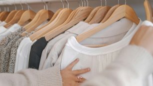 La confianza del consumidor se estabiliza, aunque encadena desde 2019 en negativo