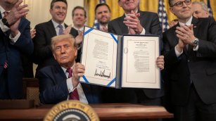 La moda lleva a los tribunales los aranceles de Trump: de EssilorLuxottica a Reebok y Puma