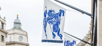 Burberry anticipa p&eacute;rdidas en el primer semestre y coloca a Joshua Schulman como CEO  