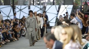 Adolfo Dom&iacute;nguez: hacia el fin del gran &lsquo;turn around&rsquo; con las cincuenta velas en la tarta