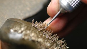 Kering adquiere el 20% de la italiana Raselli Franco Group para blindar su cadena de valor 