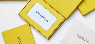 Mytheresa se hace con el ecommerce global Prada, en plena ofensiva tras la compra de Versace