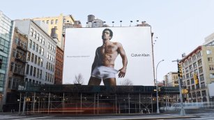 PVH entra en p&eacute;rdidas y recorta previsiones por la debilidad del consumo