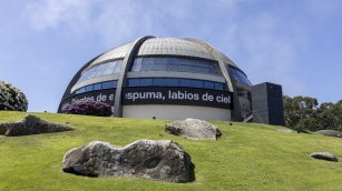 Inditex afianza el papel cultural de A Coru&ntilde;a: de Es Devlin a David Bailey