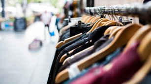 Recovo abandona el &lsquo;marketplace&rsquo; y pivota a la compraventa de prendas de segunda mano