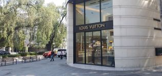 Louis Vuitton vira la estrategia en China: sube precios en el pa&iacute;s asi&aacute;tico despu&eacute;s de recortarlos