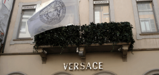Versace entra en p&eacute;rdidas en 2016 lastrado por la inversi&oacute;n en retail
