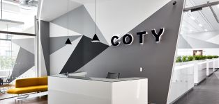 Coty reacciona dos meses despu&eacute;s y paraliza su actividad en Rusia