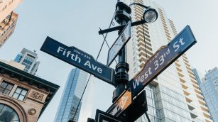 Kering aligera su cartera inmobiliaria: negocia la venta de un edificio en la Quinta Avenida