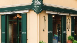 Loewe prosigue su desarrollo y crece en Italia con la apertura de una nueva tienda