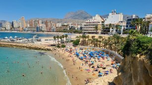 Espa&ntilde;a recibe 9,4 millones de turistas en mayo que elevaron su gasto un 5%