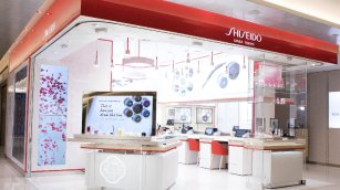 Shiseido recorta costes y se repliega al lujo tras tropezar en Estados Unidos