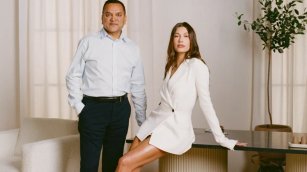 E.l.f. Beauty, a por la ‘Gen Z’: compra Rhode, la marca de Hailey Bieber, por 1.000 millones