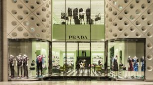 Prada obtiene luz verde de Bruselas a la compra de Versace