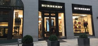 Burberry reduce ingresos un 31% hasta septiembre y recorta ventas con descuentos
