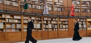 Chanel, a contracorriente: mantiene seis desfiles al año