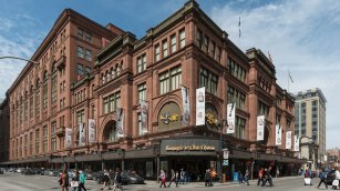 Hudson’s Bay sella las primeras ventas de su parque comercial