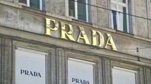 Prada fecha el cierre de la compra de Versace: la operación se completará el 2 de diciembre