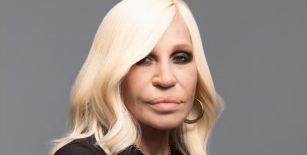 Donatella Versace dice ‘ciao’ a Versace en plena compra por parte de Prada