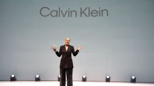 Relevo en Calvin Klein: la española Eva Serrano sale de la presidencia