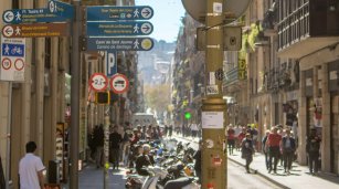 Menos tráfico, pero más entradas: cómo agosto cambia al cliente de moda en España