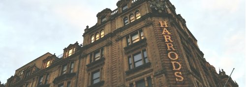 La moda brit&aacute;nica llora la muerte de la reina: Harrods cierra y Burberry cancela su desfile