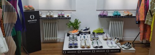 Andr&eacute;s Iniesta relanza sus &lsquo;sneakers&rsquo; Mikakus tras captar capital japon&eacute;s