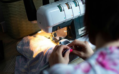 Se exponen nueve trajes confeccionados por supervivientes de la trata