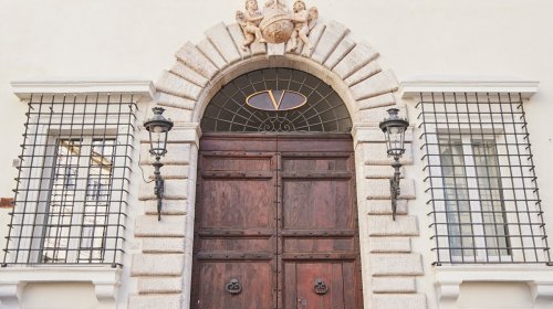 Valentino, investigada en Italia por explotaci&oacute;n laboral en su cadena de suministro