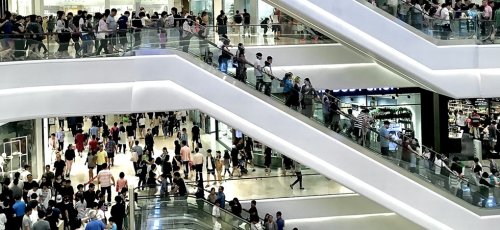 La afluencia a los centros comerciales se eleva un 5,2% en enero, impulsado por las rebajas