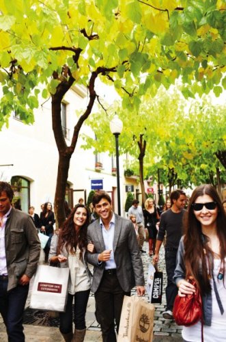 La Roca Village se rinde a los complementos