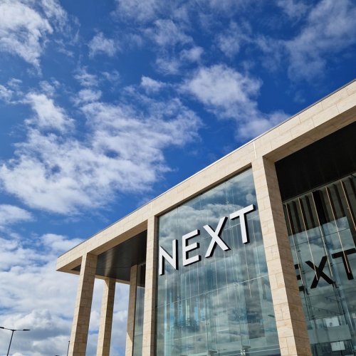 Next eleva previsiones tras aumentar sus ventas a cierre del primer semestre de 2024