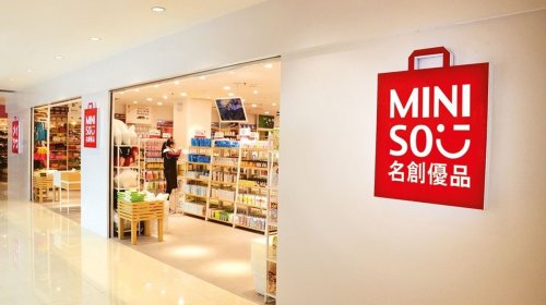 Miniso gana 108,6 millones de euros hasta junio, un 22,6% menos, pero eleva ventas
