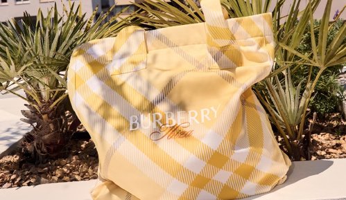 Burberry aterriza en Ibiza con una azotea convertida en su escaparate veraniego
