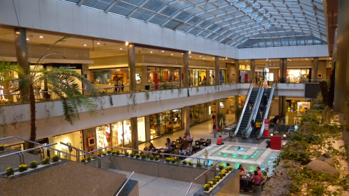 La afluencia a los centros comerciales crece un 2,6% en junio a la puerta de las rebajas