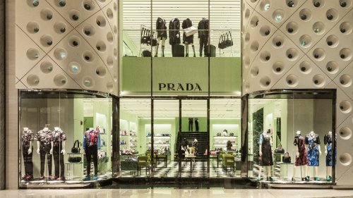 Prada obtiene luz verde de Bruselas a la compra de Versace