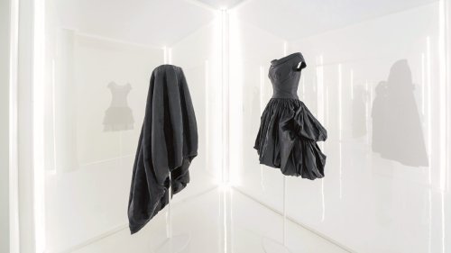 Balenciaga y Alaïa serán homenajeados en el Museo del Tessuto como Escultores de la forma